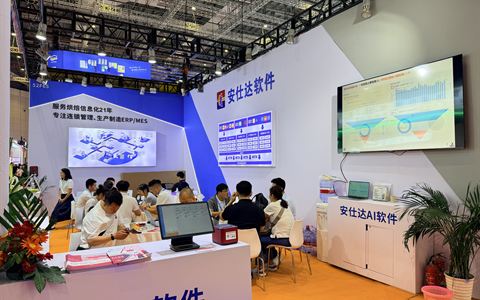 2026.05 上海 · 展位内全景与主视觉墙