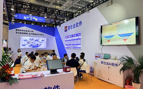 2026.05 上海 · 坐满观众的洽谈区