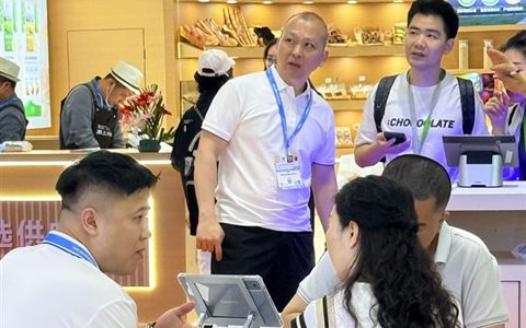 2026.05 上海 · 收银台前围成一圈的观众