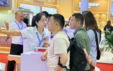 2026.05 上海 · 接待台前往来咨询的观众