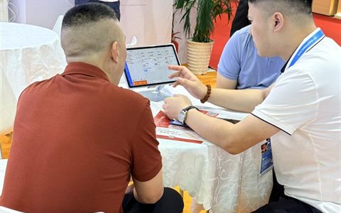 2026.05 上海 · 顾问在平板上演示门店收银
