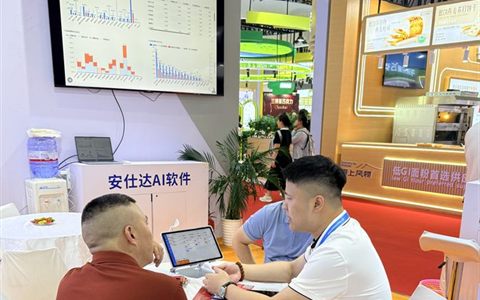 2026.05 上海 · BI 分析大屏旁的方案讲解