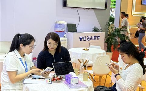 2026.05 上海 · 围着平板核对数据的观众