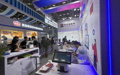 2024.05 广州 · 展位前的双屏收银机样机