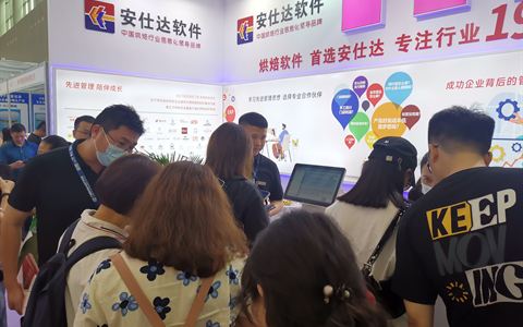 2024.05 广州 · 展位前围满咨询的观众