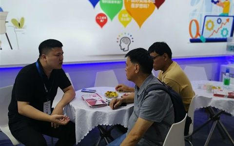 2024.05 广州 · 洽谈区围坐的客户