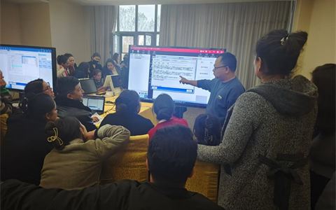 2024.11 · 培训现场：讲师在大屏前过流程