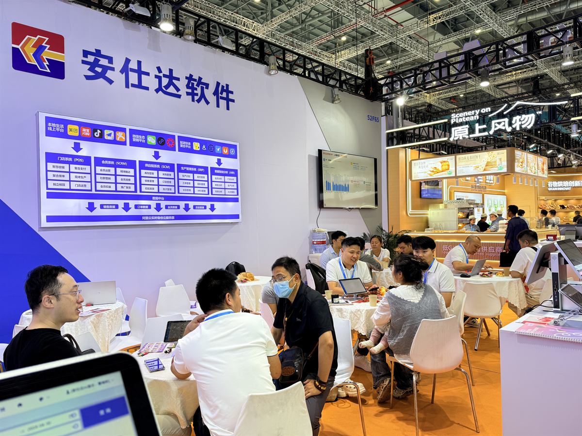 全渠道订单流程图前的洽谈桌