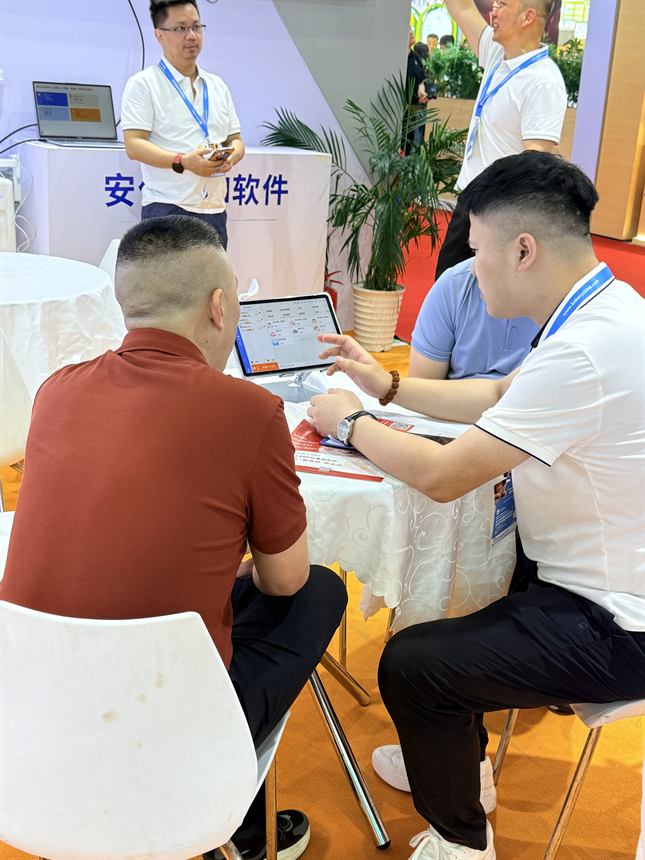 销售顾问在平板上演示门店收银与库存