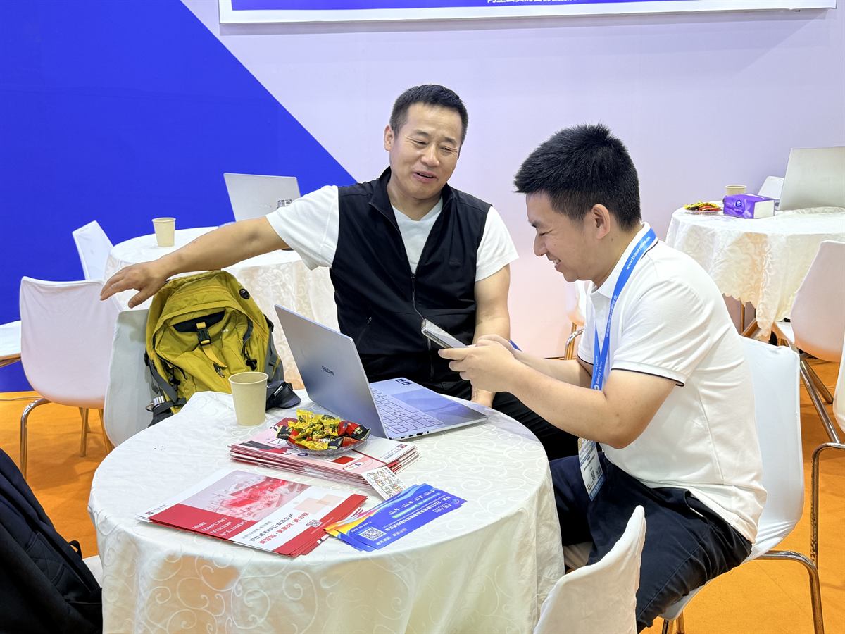 带着门店数据来的客户,顾问对着笔记本一页一页讲