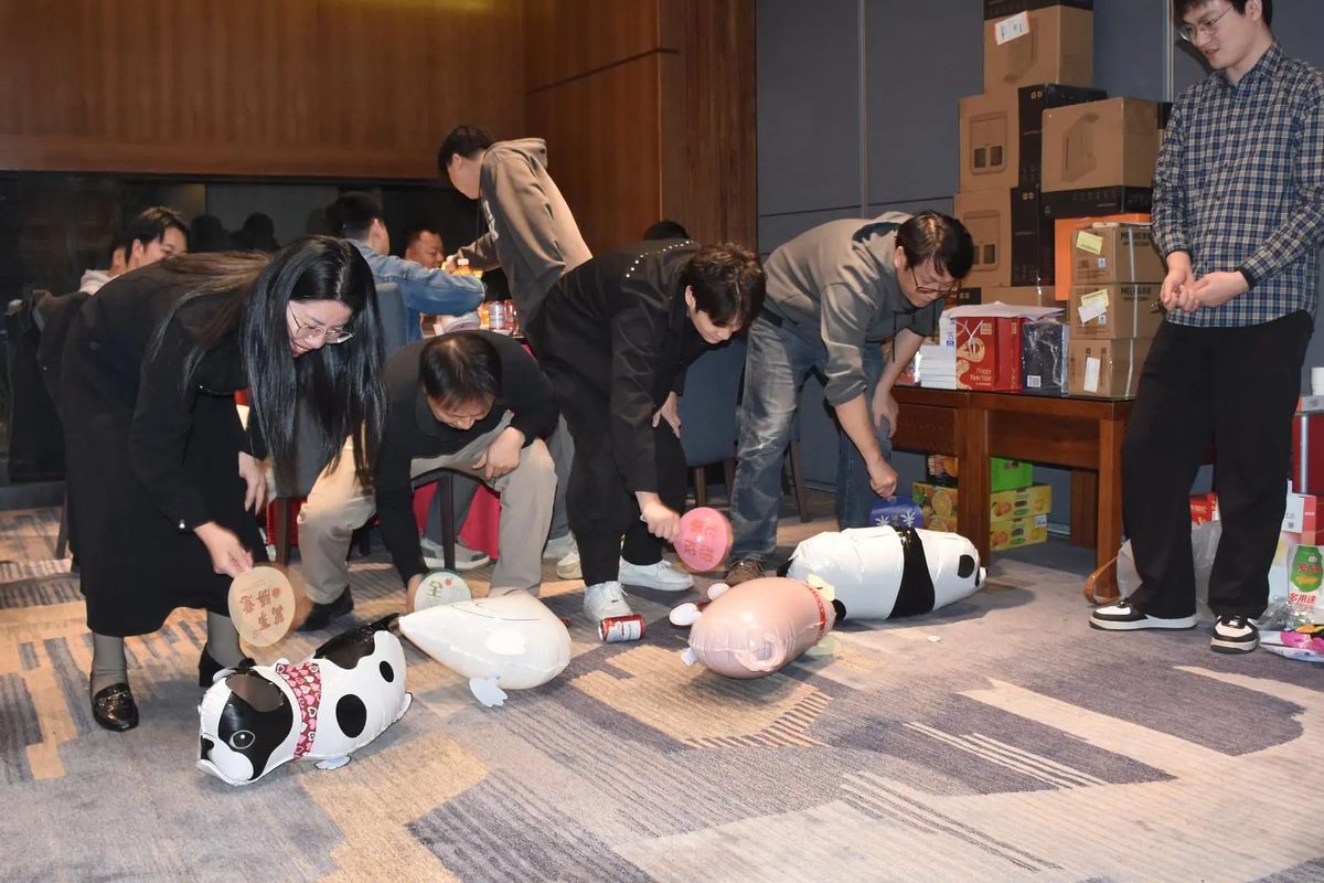 “疯狂赶动物”游戏道具与争夺现场