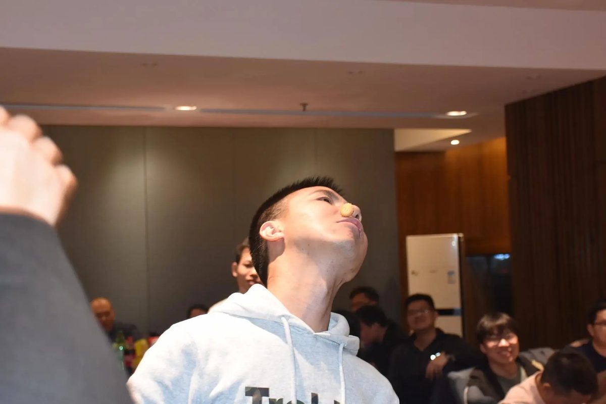 仰头接物，全场笑声不断